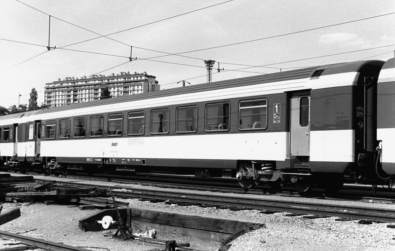 Voiture corail VTU livrée d'origine logo encadré A10tu 1ère classe LTMF échelle Zéro pré-commande