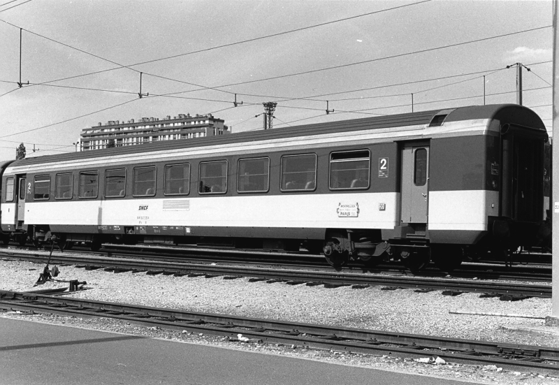 Voiture corail VTU livrée d'origine logo encadré B11tu 2nde classe LTMF échelle Zéro pré-commande